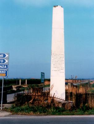 Stele al bivio dello Stombi prima del mega-incrocio